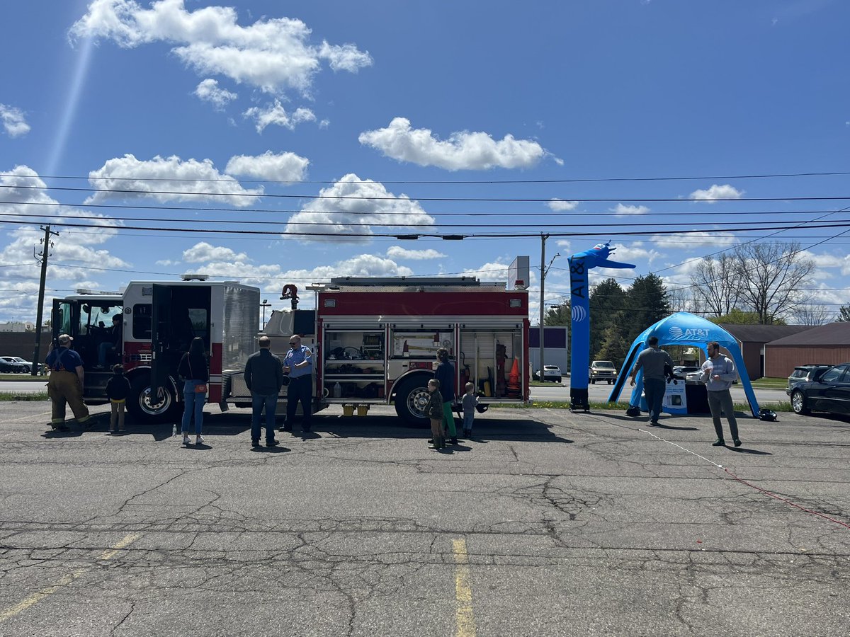 Master Wireless’s AT&T Store in Owosso invited the Corunna Fire Department to enjoy refreshments as a thank you for serving  the community. #NationalFirefightersDay #MakingWaves #WeAreGLM