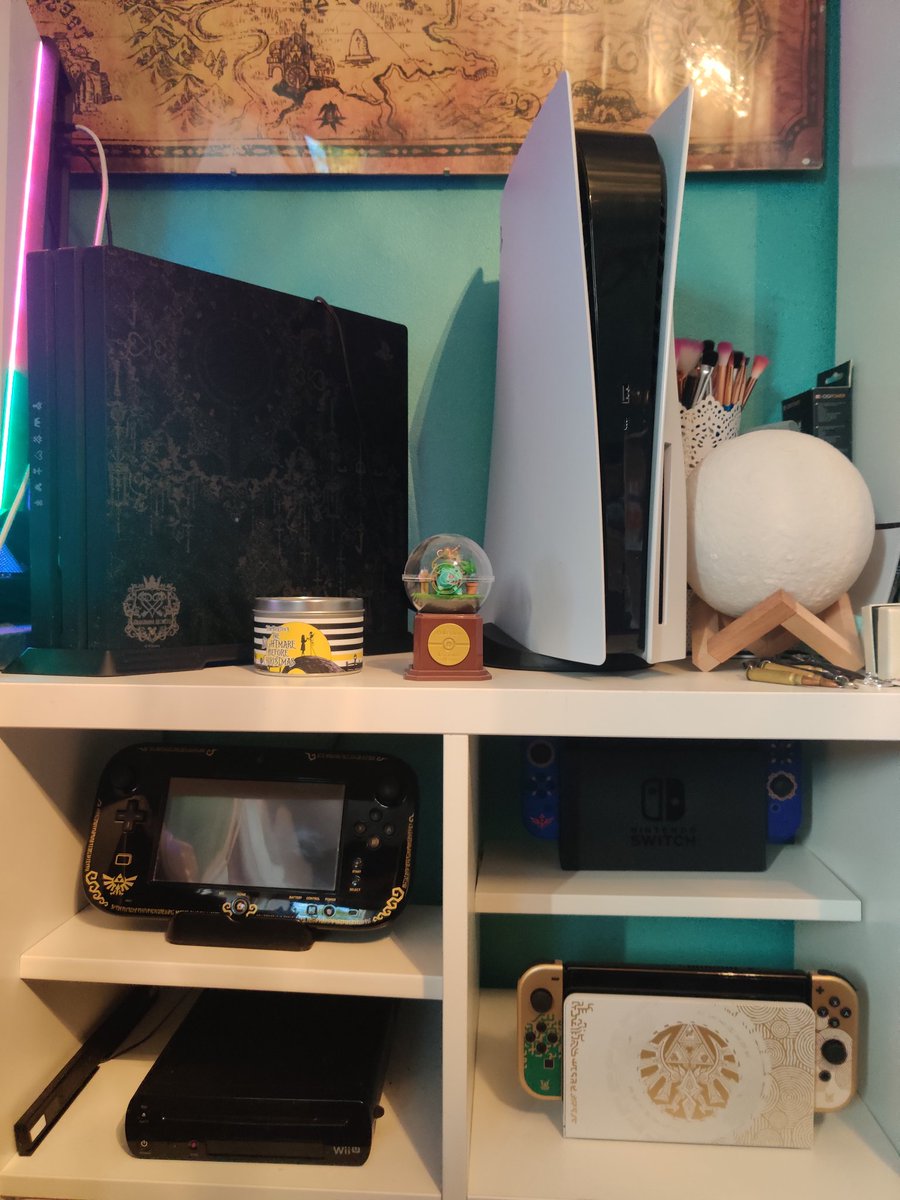 Moi? Fan de Zelda? Noooon.. 😇
En vrai je suis contente que mon espace console soit quasiment terminé, il me manque juste l'espace manette :3 
🔗 instagram.com/p/Cr1Qq50o9qA/…