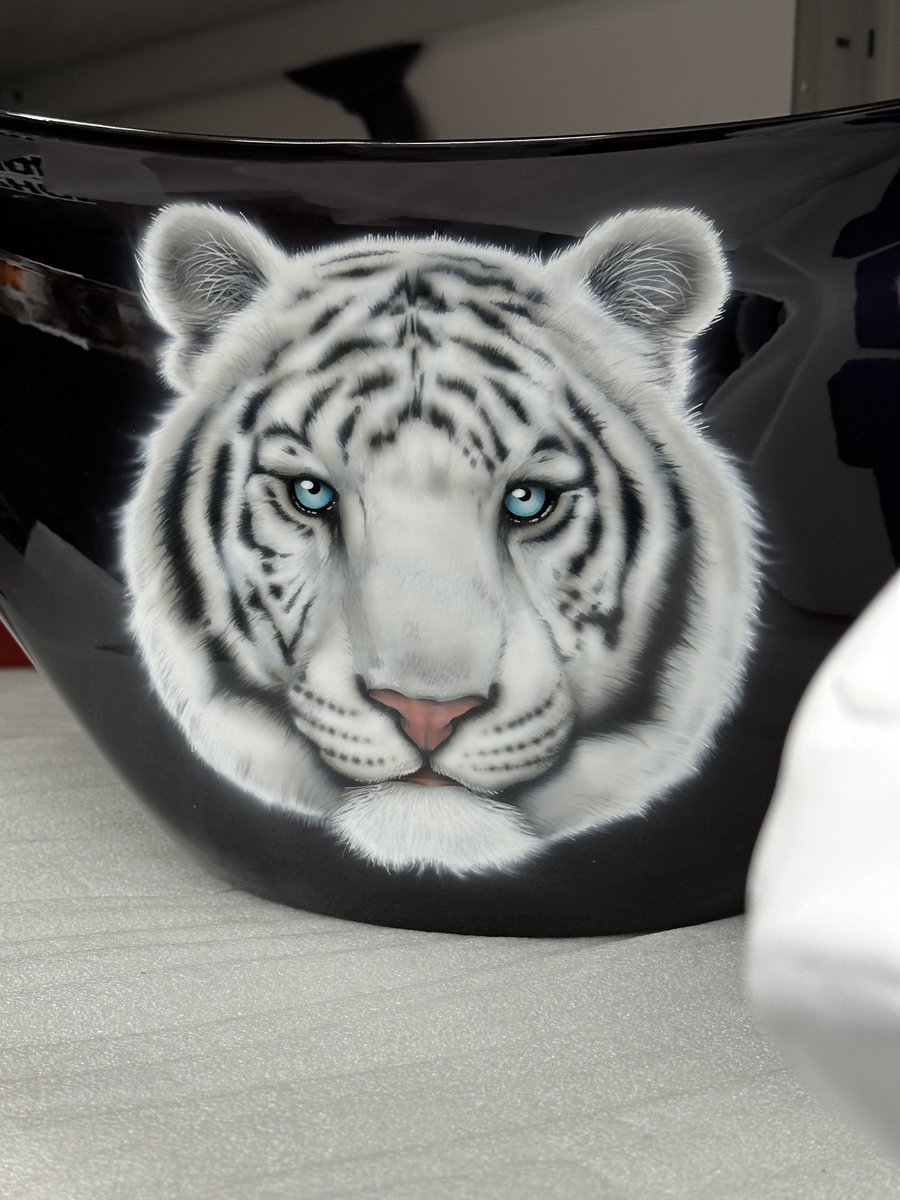 idcustom's tweet photo. #WorkshopCloseUps 🎨 

#customdesign #custompaint https://t.co/CPQ0LHOxjF