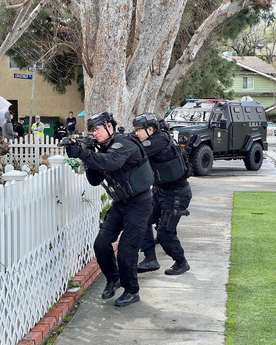 swat_deaconluca's tweet photo. BTS…ALL NEW S.W.A.T. ep. Tomorrow 8/7c . Sgt. Stevens Takin point, Rollin hard &amp; fast w my teammates STREET &amp; POWELL. Someone’s in trooouuuuble💥 pic cred @Bryan_Edwards thx @RKeleher &amp; @jayharrington3

Repost @odiegallop 

 #swat #swat2023 #SWATS6 #swatcbs #renewswat 
(S6xE20) https://t.co/Atm082fVaX