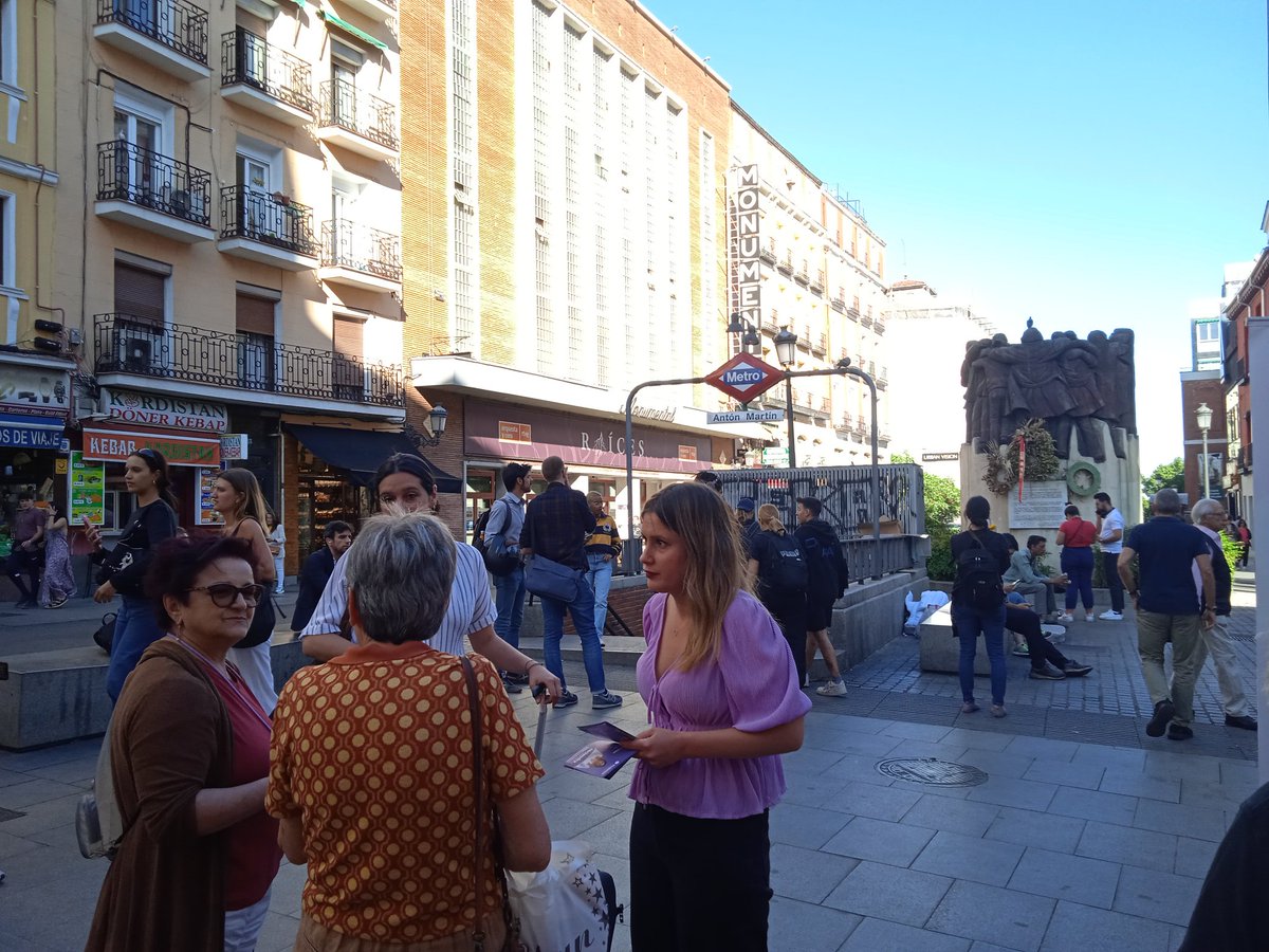 Podemos_Centro_'s tweet photo. 👉 Hoy @AleJacintoUrang, la esperanza para #TransformarMadrid, se ha acercado a nuestro #PuntodeAcción para conocer los problemas del #DistritoCentro y de los barrios de #LasLetras y #Lavapiés. Una candidata cercana, que se preocupa de los barrios y eso es #UnaVerdadComoUnaCasa https://t.co/pZKa5LCIQk