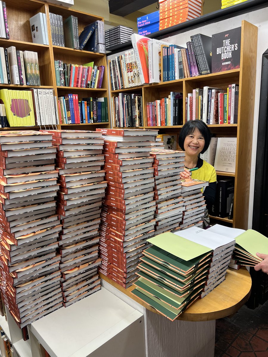 aqnguyen's tweet photo. Looking for a signed copy of Ever-Green Vietnamese? I just signed a bunch @kalnyc. ☺️😆 Get your copy this Saturday @GrowNYC at Union Square, 11am-1pm (I’m bringing a snack!). Or, order from the bookshop: https://t.co/948Ox6Rpls https://t.co/trS3XUjvjM