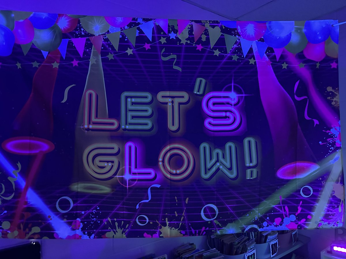 RidgewayESAACPS's tweet image. To celebrate the end of testing in 3rd grade, the team held a surprise GLOW PARTY with learning stations for the students! Parents helped make this happen and the students LOVED IT! #makelearningfun #endoftesting #GlowHarderThanUs #RESMustangs