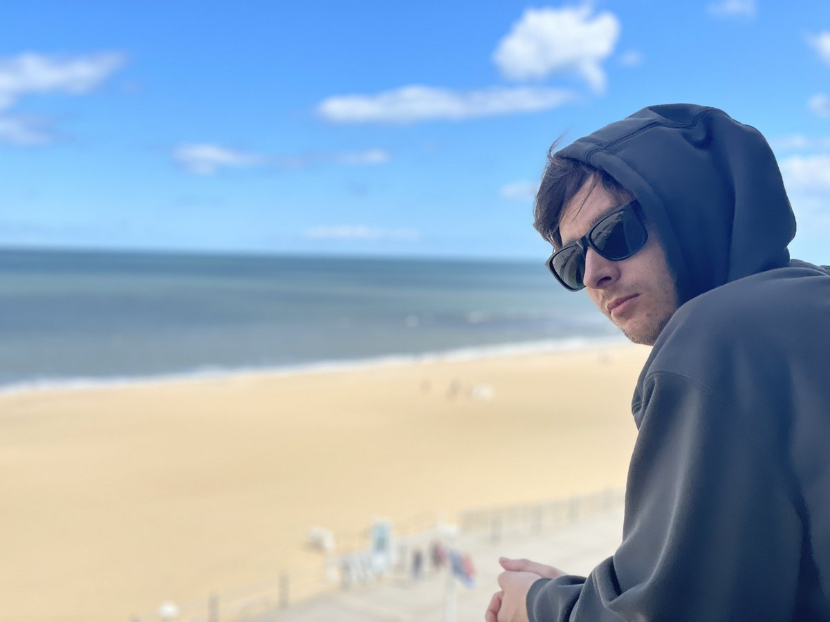 dailybreadmusic's tweet photo. made it to the beach but it’s 50F out https://t.co/2bnlDR8ipH
