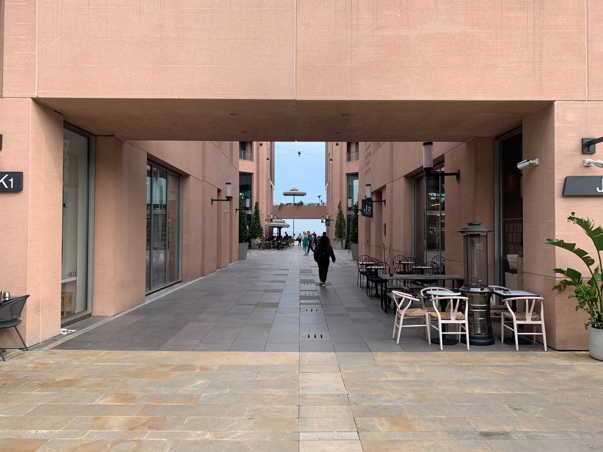 Hep aynı şeyi tekrarlıyorum ama bu sahil herkesin kullanımına açık dünyanın en güzel şehir sahillerinden biri olabilirdi. AVM yaptılar😔 İşte burayı AVM yapan düzeni 10 gün sonra unutma.