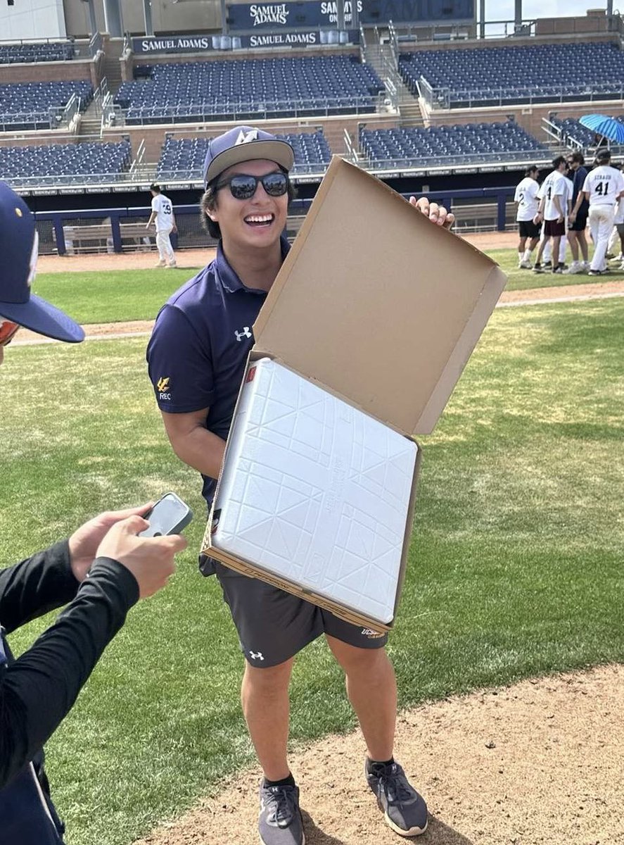 Mbeasley1989's tweet photo. @Mudcat55
@tonygwynnjr @DonOrsillo @jesseagler 
I knew the bases where bigger but didn’t imagine it fits into a Costco Pizza Box…. https://t.co/g1Vd76yyOc