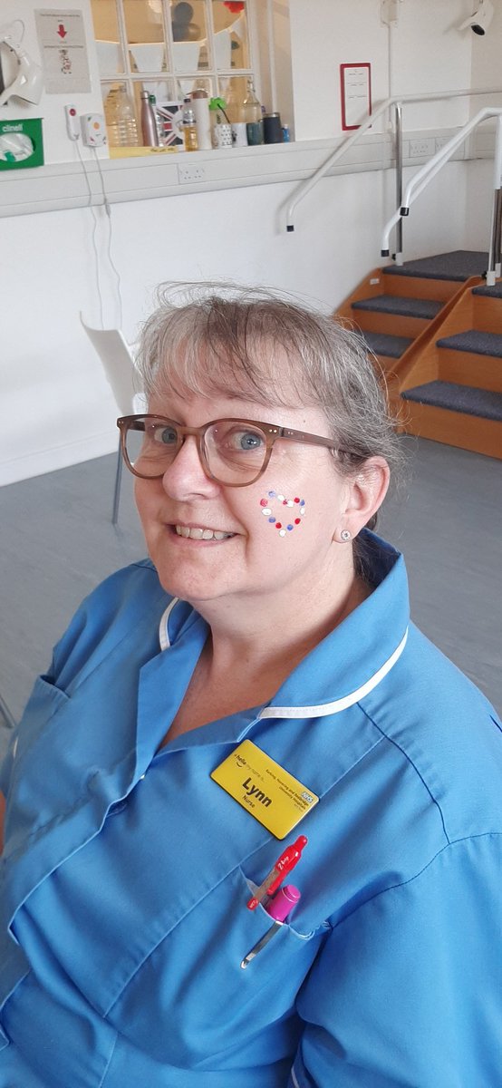 bhr_neurotherap's tweet photo. Start of the Coronation Celebrations on Daisy stroke rehab ward, including an upper limb group making crowns and paper chains 🇬🇧💂‍♀️🤴👸 https://t.co/wl55dUVBBB