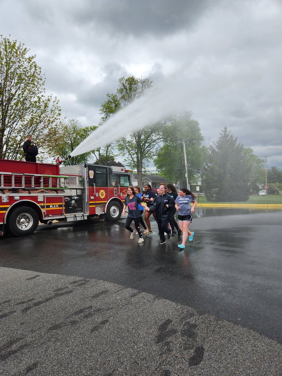 MsScarcelli1206's tweet photo. Our annual Rain Rally event was perfect! Thanks to all who donated and participated in this fantastic event for our Unified Sports Teams 💙💛 https://t.co/zeXOD05oEW