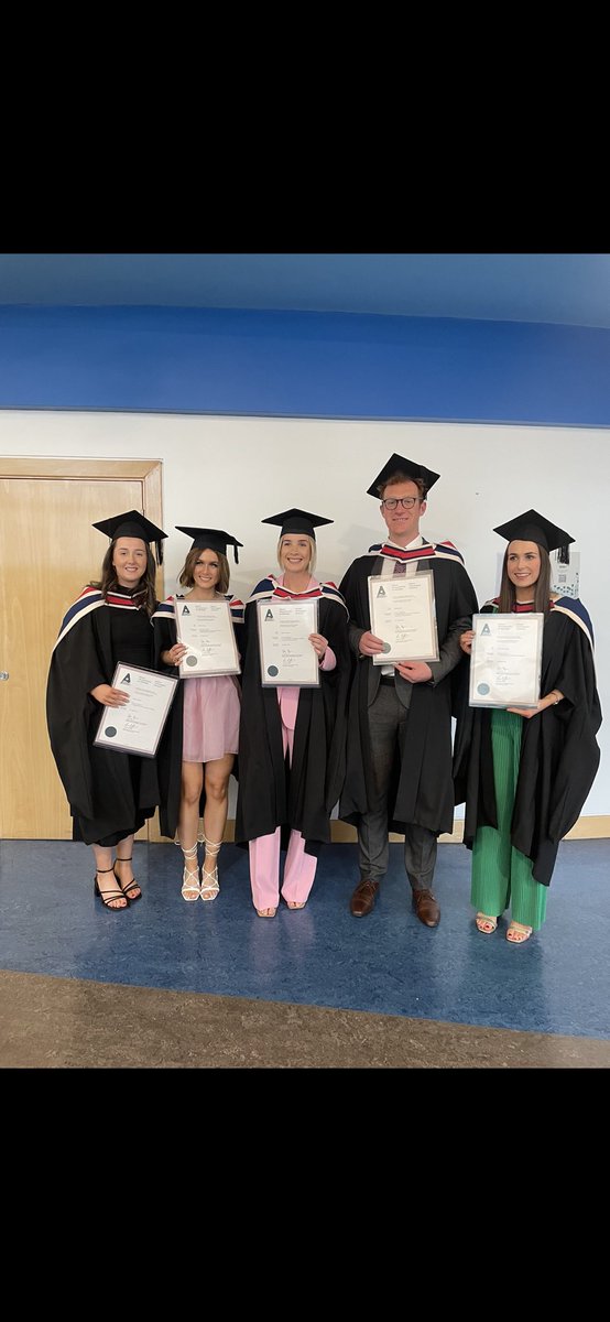 DrKarenKeane4's tweet photo. The main aim of our MSc in Applied Sport &amp; Exercise Nutrition is to produce practitioners with a key focus on the science behind the subject &amp; excellent practical skills just like these guys who graduated today 👨🏻‍🎓👩🏼‍🎓 https://t.co/lO9CVSiAyA https://t.co/WuXaBZOY75