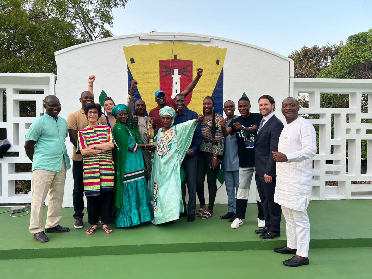 🏆urbaSEN's coordinator Mr. Papa Keita and FSH's president Ms. Aissata Talla receive the World Habitat Trophy from @Adam_Challis (World Habitat board member) and Aminata Baro (regional <a href="/UNHABITAT/">UN-Habitat</a> office for Africa)

Find out more via this short video▶️youtu.be/LQDuFKv7yeI