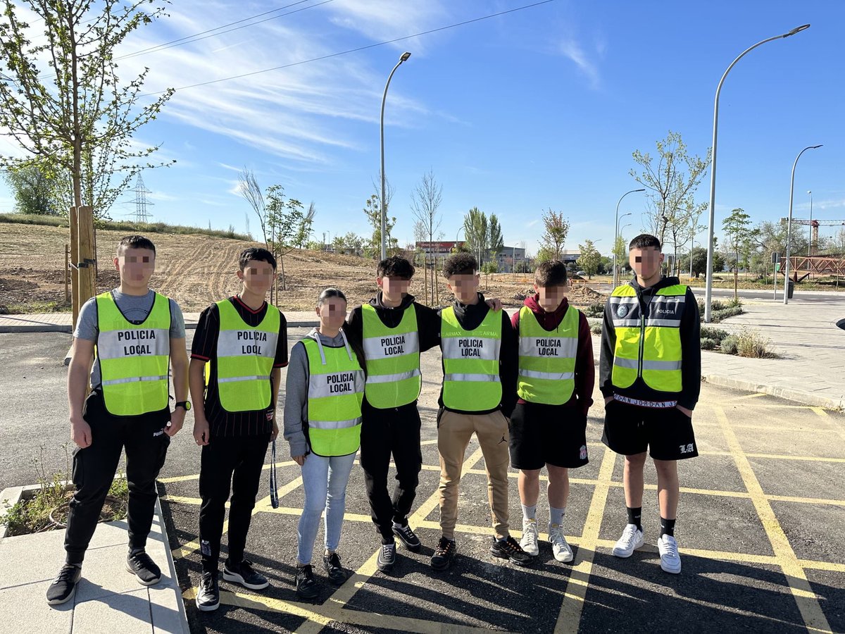 Alumnos de 4º de la E.S.O de los I.E.S Miguel Delibes y Los Olivos, han estado en unas jornadas de trabajo junto a <a href="/pcivilmejorada/">P. Civil Mejorada</a> y @policialmejoradadelcampo dentro del marco educativo para el fomento y aprendizaje de los diferentes oficios.  #somostupolicía