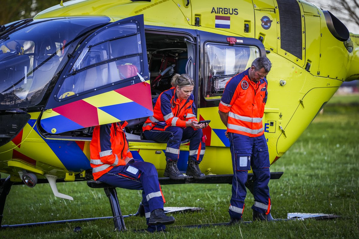Het mobiel medisch team van traumahelikopter @radboudUMC hield om 20.00 uur twee minuten stilte in #Nuenen tijdens #dodenherdenking. Ze waren daar vanwege een eerdere ongeval.

Lees meer op: 112brabant.nl/2023/05/04/hul…