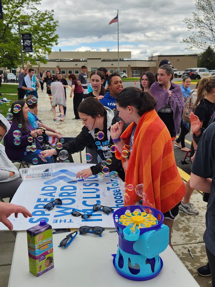 MsScarcelli1206's tweet photo. Our annual Rain Rally event was perfect! Thanks to all who donated and participated in this fantastic event for our Unified Sports Teams 💙💛 https://t.co/zeXOD05oEW