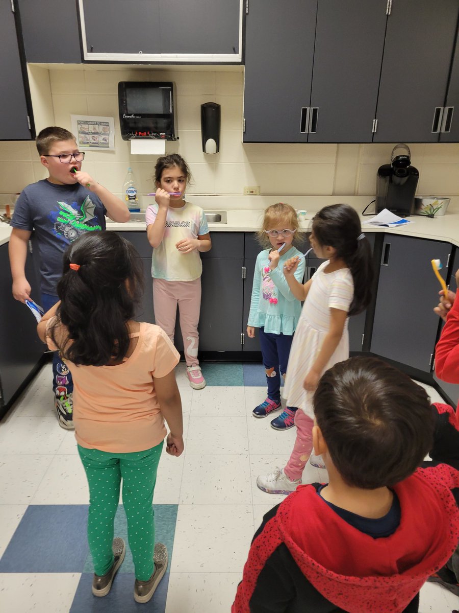 Ms. Hirsch's class taught Miss Huynh's Kindergarten class how to brush their teeth today. Great job! <a href="/apolloD63/">Apollo School</a> <a href="/MissHuynh_K/">Allie Huynh</a> <a href="/_MsSchwartz/">Cassie Schwartz</a> <a href="/MrsRussell63/">Elizabeth Russell</a>