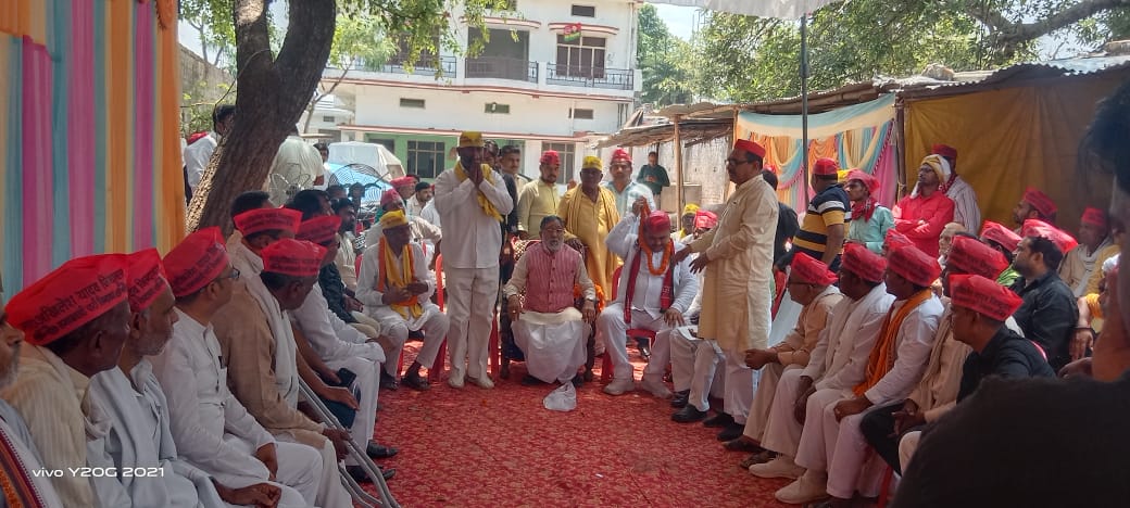 ArvindGondwana6's tweet photo. @ballialive_ @RamGovindChaud @sushilkanhji @yadavakhilesh @samajwadiparty @MediaCellSP @NareshUttamSP
जय हो विजय हो जय समाजवाद.. https://t.co/iCQL3YhphD