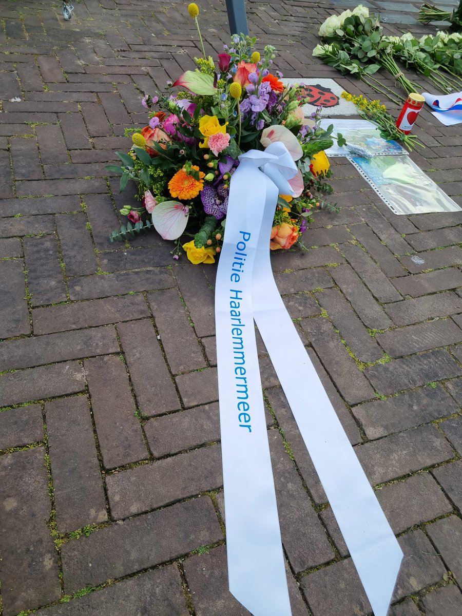 WA__C_Hoofddorp's tweet photo. Vandaag mocht ik, samen met mijn teamchef, een bloemstuk leggen namens de politie, ter nagedachtenis voor hen die in de oorlog zijn gesneuveld. Mooi dat wij dit doen, vind ik zelf en het werd erg gewaardeerd. #4mei #krans #politie https://t.co/BRvEZDykFP