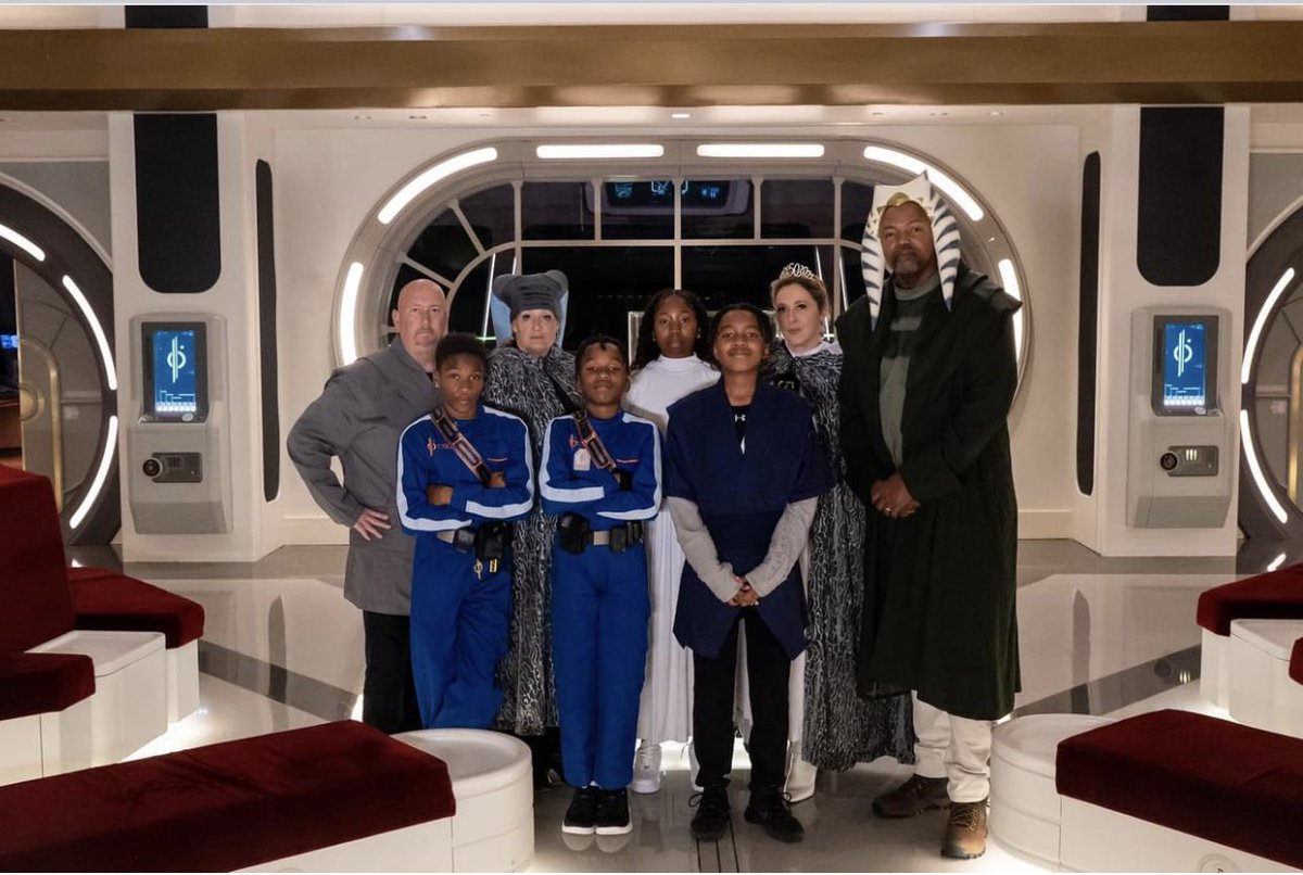 jamieeubanksmvp's tweet photo. May the Fourth Be With You 🌟 @mvplanners
#maythe4thbewithyou #starwars #starwarsday #galaxysedge #disney #hollywoodstudios #chewbacca #rey #meetandgreet #magicalvacationplanner #mvpgetaways #mvpcruising #mvpparks #TheRealMVP https://t.co/RlFs2jJCUR