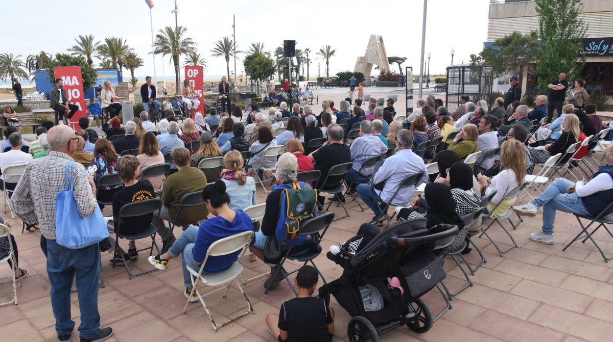 Més de 200 optimistes omplen la plaça Germans Trillas per escoltar quin es el nostre projecte als nuclis marítims. La #MajoriaOptimista segueix avançant!🚀