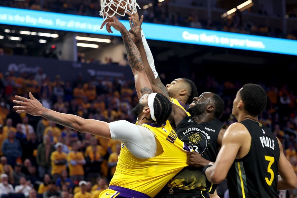 LakersLead's tweet image. THIS IS HOW THE WARRIORS ARE GUARDING AD