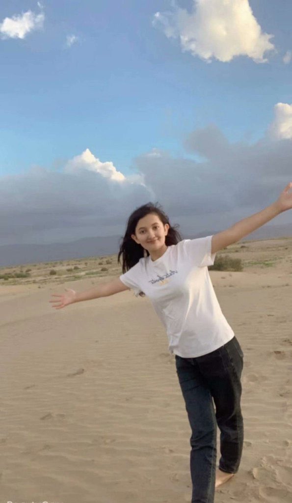 警方确认：因 #白纸运动 被拘新疆 学生被关押在国安拘留中心
因为发布白纸运动视频而于去年底被中国警方抓捕的新疆女大学生 #卡米莱瓦依提（#KamileWayit）目前被关押在新疆的国家安全拘留中心。
她被拘留是因为与在美国的哥哥通讯，并与她在TikTok上发布有关乌鲁木齐火灾的信息有关。 #一人一推 #RFA