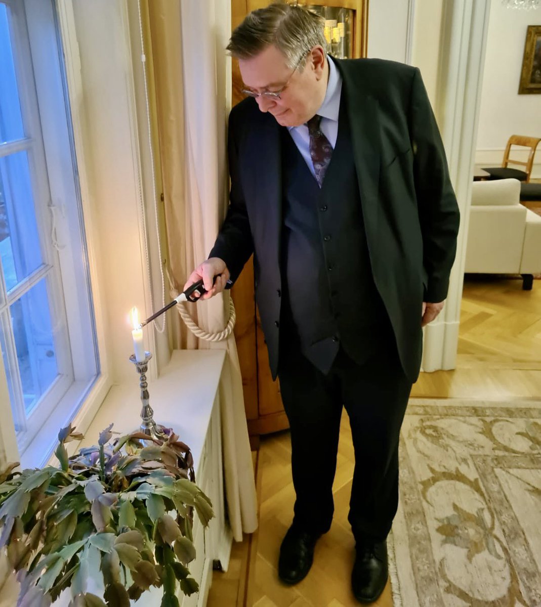 "Og det var forår og Danmark frit."
Vi mindes 🇩🇰 befrielse, som BBC bekendtgjorde om aftenen den 4.5. 1945 🕯️
Værdien af frihed, fred, menneskerettigheder og internationalt samarbejde fremstår særlig vigtig i en tid, hvor vold og krig atter sætter deres præg på Europa.