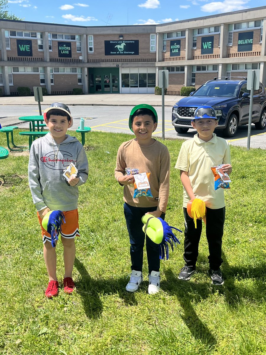 MrsWeaverJCPS's tweet photo. Embraced our inner Derby Spirit today and had horse races. We had so much fun! @MLEmustangs https://t.co/SOiCnMIceQ