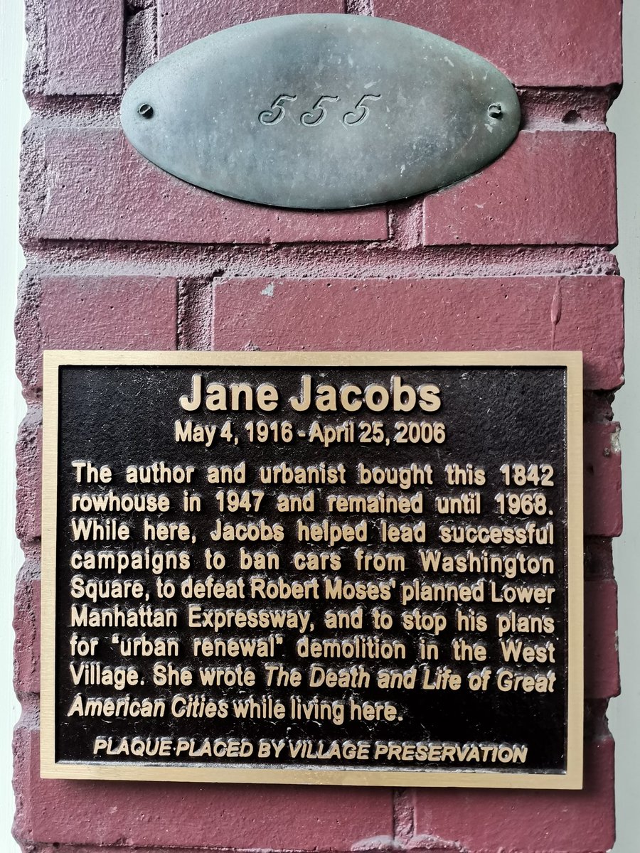 LINALOPEZ_11's tweet photo. Aquí vivió Jane Jacobs, Hudson st. 555, NY. Aquí defendió su barrio y el parque Washington del plan “demoledor” de Moses. Consignó su historia en un libro (ver foto 2) que deberían leer todos aquellos que dicen construir mejores ciudades. ¡Gracias por tu legado! #JaneJacobsDay https://t.co/WIak1VX6qB