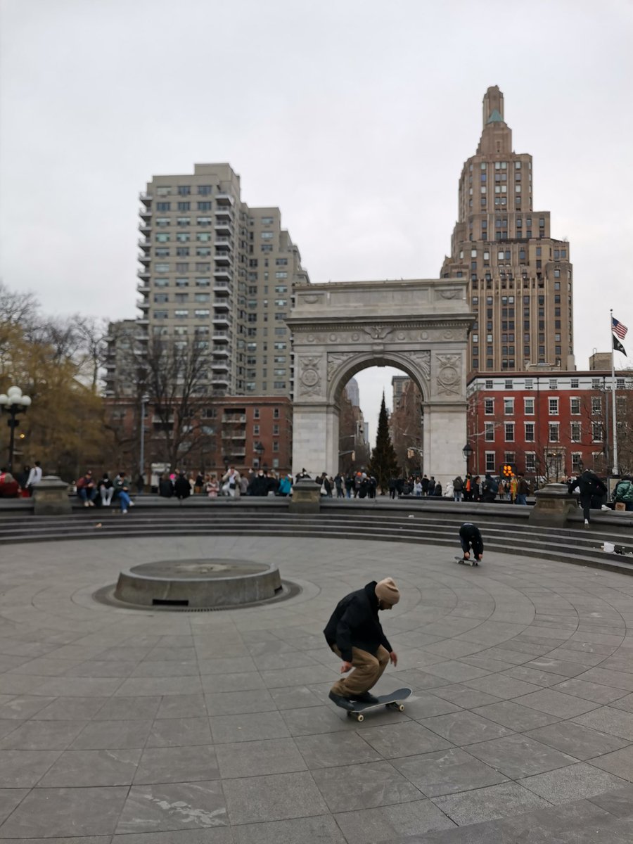 LINALOPEZ_11's tweet photo. Aquí vivió Jane Jacobs, Hudson st. 555, NY. Aquí defendió su barrio y el parque Washington del plan “demoledor” de Moses. Consignó su historia en un libro (ver foto 2) que deberían leer todos aquellos que dicen construir mejores ciudades. ¡Gracias por tu legado! #JaneJacobsDay https://t.co/WIak1VX6qB