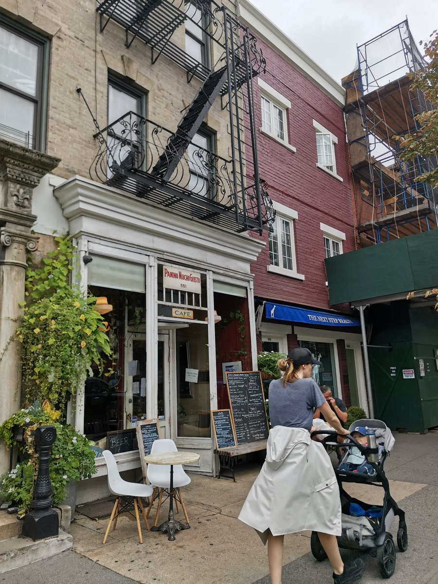 LINALOPEZ_11's tweet photo. Aquí vivió Jane Jacobs, Hudson st. 555, NY. Aquí defendió su barrio y el parque Washington del plan “demoledor” de Moses. Consignó su historia en un libro (ver foto 2) que deberían leer todos aquellos que dicen construir mejores ciudades. ¡Gracias por tu legado! #JaneJacobsDay https://t.co/WIak1VX6qB