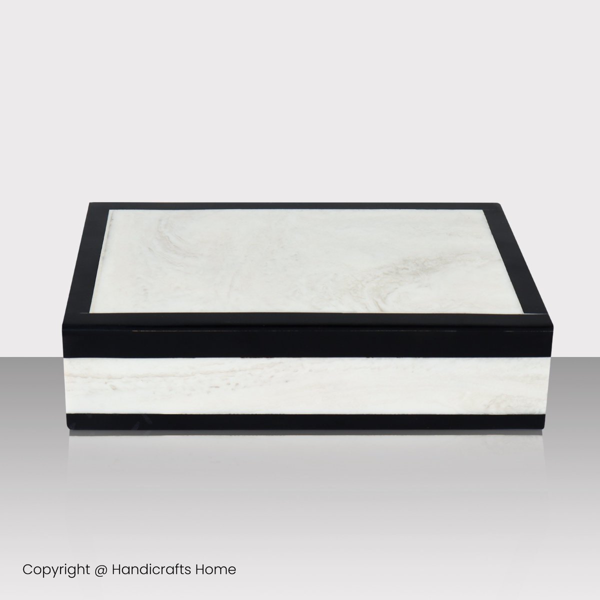 HandicraftsHom's tweet image. Unlock the beauty of your memories with our Handicraft&apos;s Home Aesthetic Decorative Boxes.

Each intricate detail tells a story, creating a unique and personalized piece for your cherished trinkets.🖤
.
#HandicraftsHome #AestheticDecor #Decorativebox