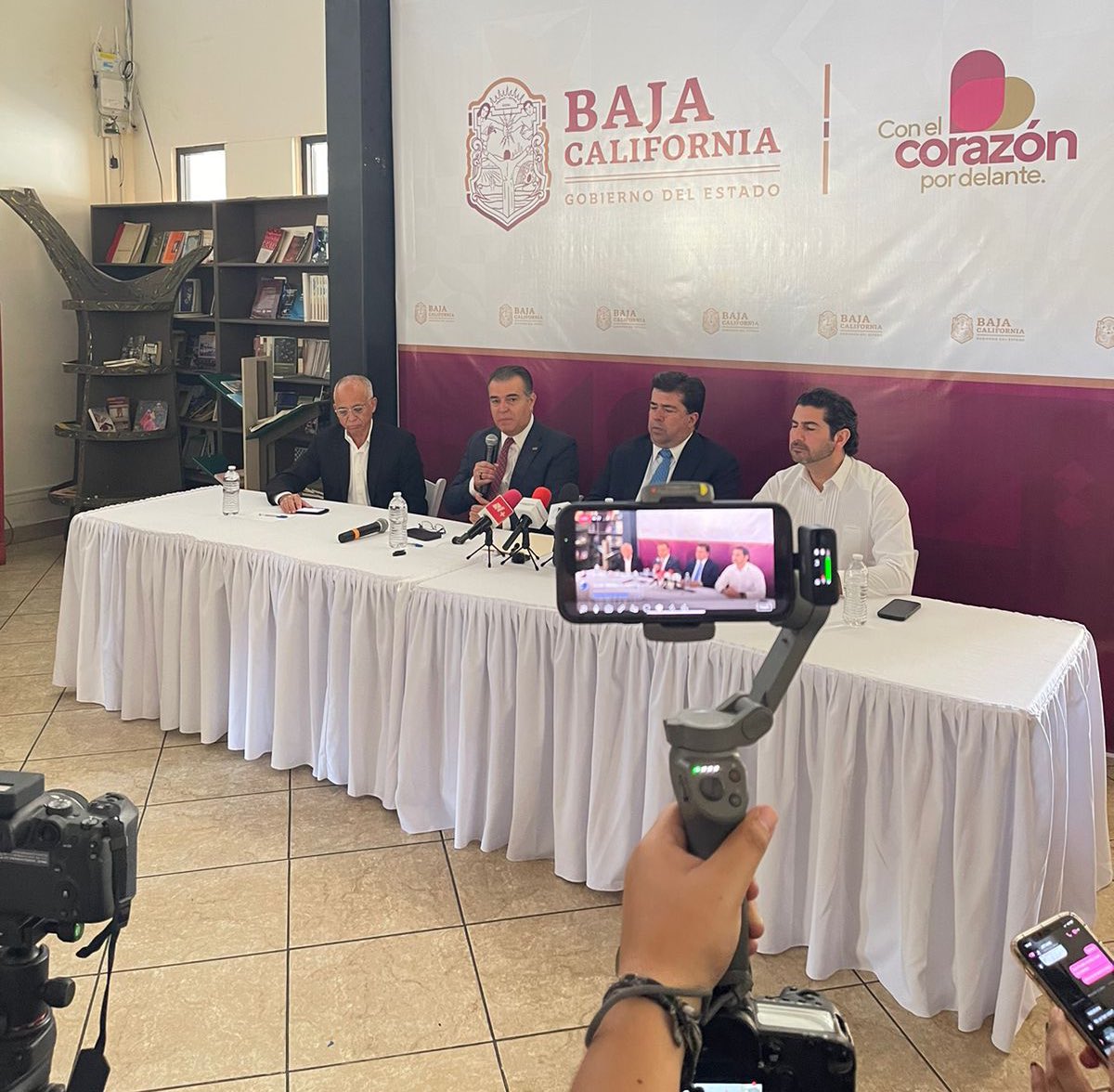 fcervantes5's tweet photo. Rueda de prensa en Mexicali, Baja California con @TRUKH,  Secretario de Economía de B.C (@SecEconomiabc ); @arreguimx, Secretario del Trabajo y Previsión Social de B.C y @PedrohacesO. 
Uno de los temas centrales fue el aprovechamiento del #nearshoring para optimizar el desarrollo de la región.