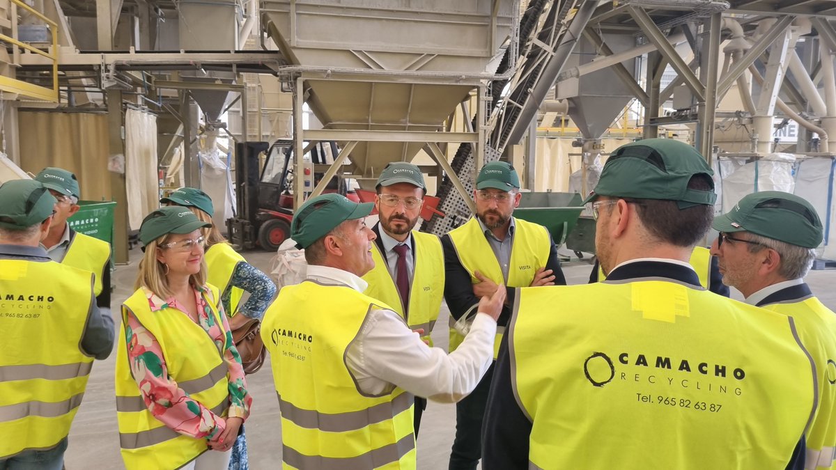 ✅ECONOMÍA CIRCULAR

👉El consejero <a href="/JL_escudero/">José Luis Escudero</a> pone en valor a las empresas que apuestan por #economíacircular ♻️ y la #descarbonización en su estrategia

✍️Visita y reunión de trabajo en #CrisnovaVidrio <a href="/Vidrala_Group/">Vidrala</a>  y <a href="/CUbuyer/">camachorecycling</a> 

#Caudete (Albacete) <a href="/ValeroLlanos/">M Llanos Valero</a> <a href="/julensanp/">Julen Sánchez</a>