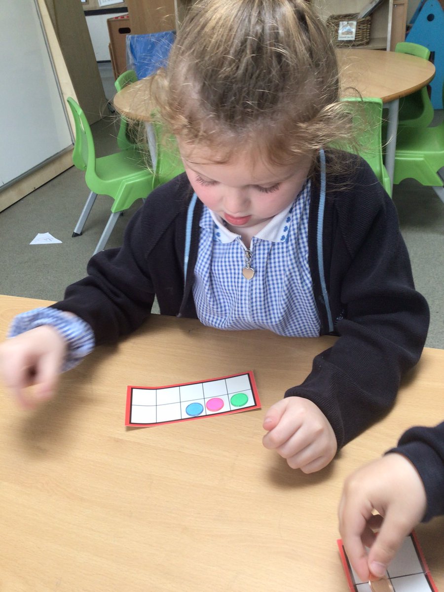 MabsCrossRecJ's tweet photo. Today in maths we have been using tens frames to find one more 🔢 https://t.co/YPq56bG2OT