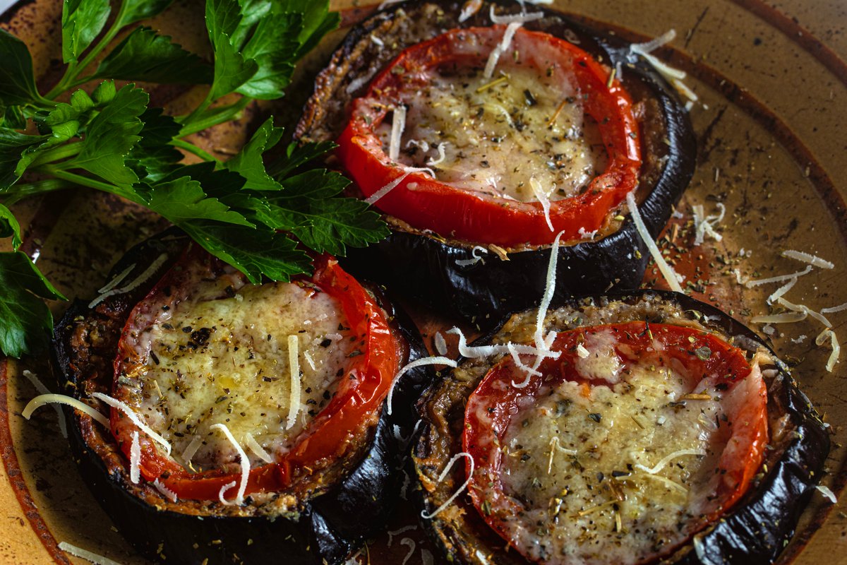 GoodFoodKitchen's tweet image. Mouthwatering alert! I'm in the kitchen grilling up some delicious aubergine (eggplant) rounds with tomato and tahini. To top it off, I'm sprinkling on some Parmigiano-Reggiano. The perfect Mediterranean starter to tantalise your taste buds. 📷
#vegetarianideas #goodfoodkitchen