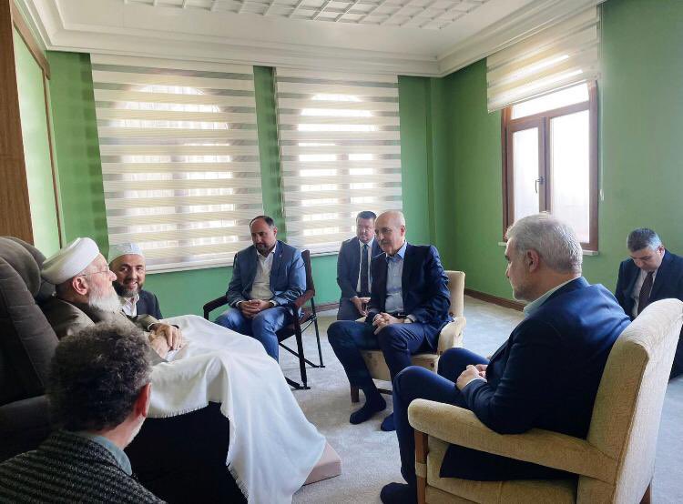 AK Parti Genel Başkan Yardımcısı Numan Kurtulmuş, İstanbul İl Başkanı Osman Nuri Kabaktepe ve bazı milletvekili adayları, iktidara desteğini açıklayan İsmailağa’nın yeni şeyhi Hasan Kılıç’ı ziyaret etti.
Ancak ziyaret fotoğraflarını sosyal medya hesaplarından paylaşmadılar.