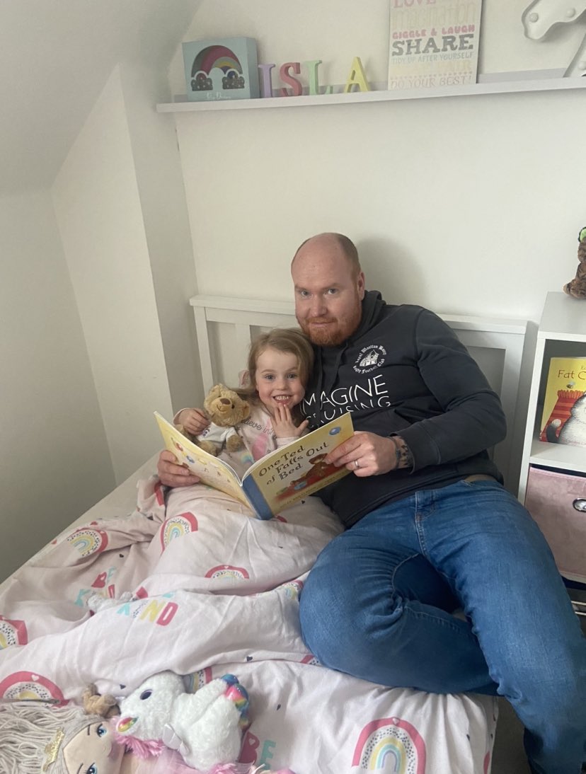 LangmuHol's tweet photo. Isla really enjoyed sharing the bedtime book bag with daddy 😊 thank you FOBs and @stbartsRWB https://t.co/UIIYHAOXmj