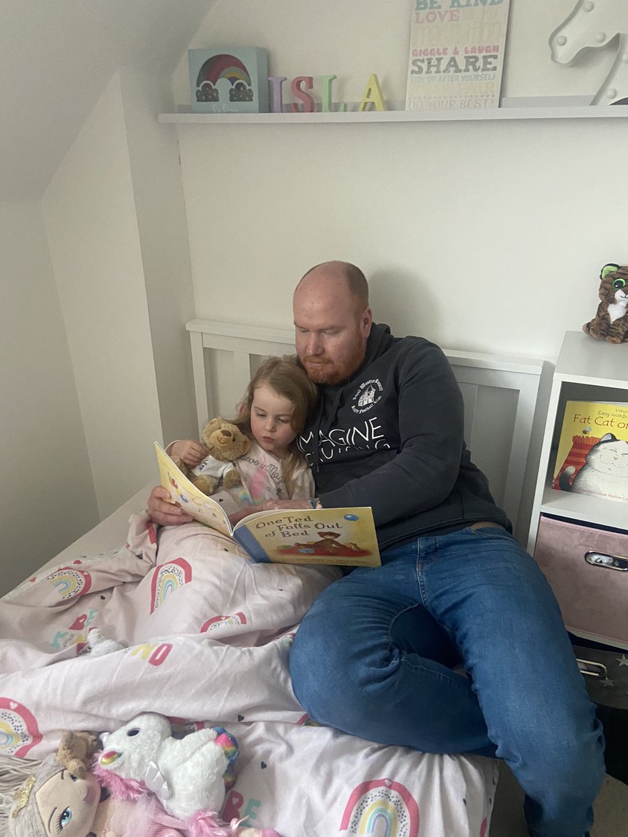 LangmuHol's tweet photo. Isla really enjoyed sharing the bedtime book bag with daddy 😊 thank you FOBs and @stbartsRWB https://t.co/UIIYHAOXmj