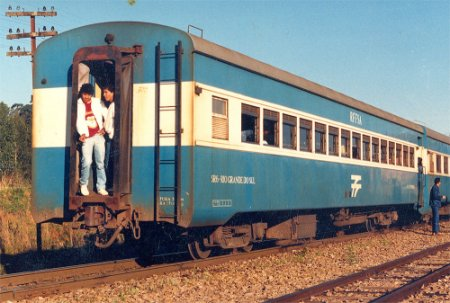 chrisjilvan's tweet photo. O trem parou de circular em 1996, após 70 anos desde a inauguração da 1ª linha férrea na região. A última viagem foi entre #MontesClaros e #MonteAzul, com direito a vagão nostálgico com jornalistas, escritores, músicos e fotógrafos bebendo, chorando e se despedindo do trem (+) https://t.co/ErfVsTr2lT