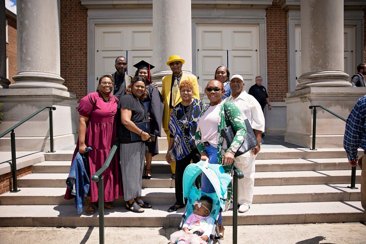 BeesonDivinity's tweet photo. Has it been one WEEK since Commencement? We are praying for your bright futures ahead, graduates. π #BeesonAlumni #SamfordGrad https://t.co/E8NHMtfwHH