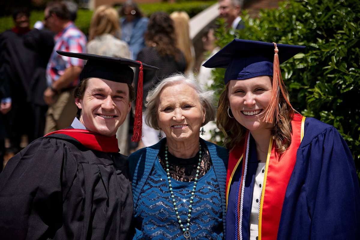 BeesonDivinity's tweet photo. Has it been one WEEK since Commencement? We are praying for your bright futures ahead, graduates. π #BeesonAlumni #SamfordGrad https://t.co/E8NHMtfwHH