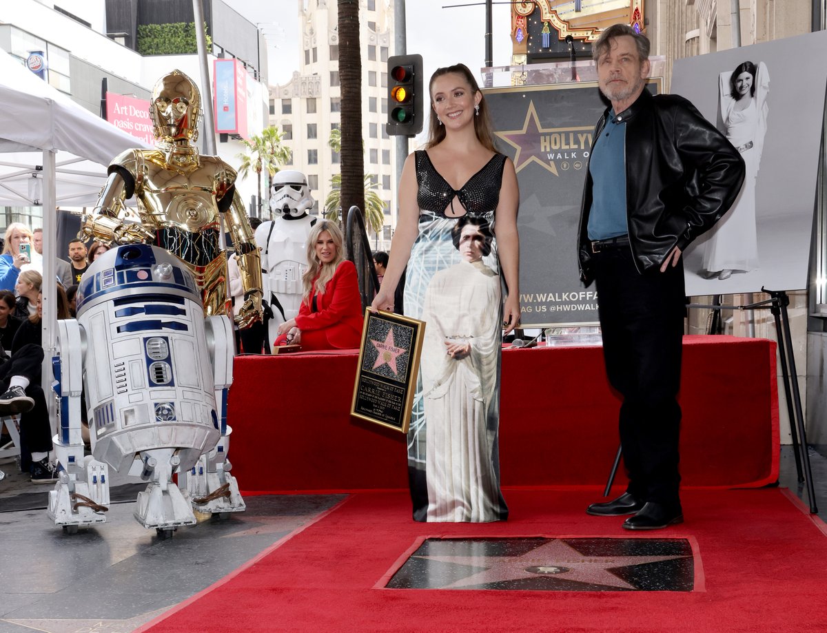 Mark Hamill, Billie Lourd, C-3PO and R2-D2 pose for photos at Carrie Fisher's Hollywood Walk of Fame ceremony. bit.ly/3LVW7KJ