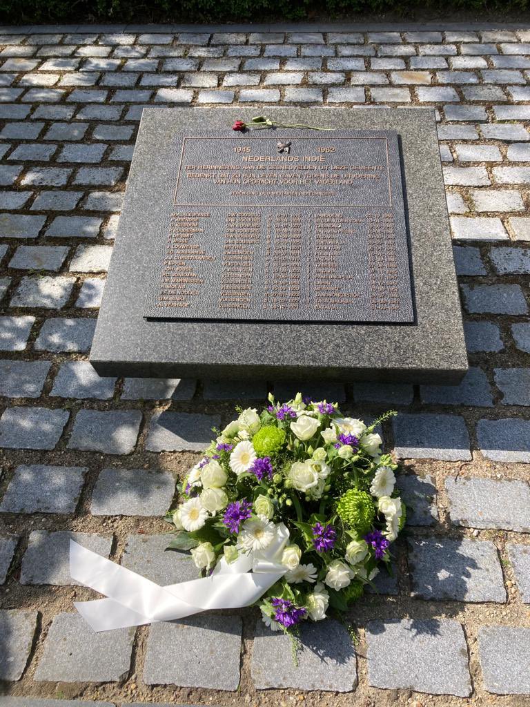 Dodenherdenking in <a href="/gem_vlissingen/">Gemeente Vlissingen</a> Indrukwekkende herdenking 4 mei 2023. Opdat wij niet vergeten! Met medewerking van de @scouting_nl , <a href="/JBWVlissingen/">JBWVlissingen</a> en <a href="/vlijt1921/">V&V-OostSouburg</a>