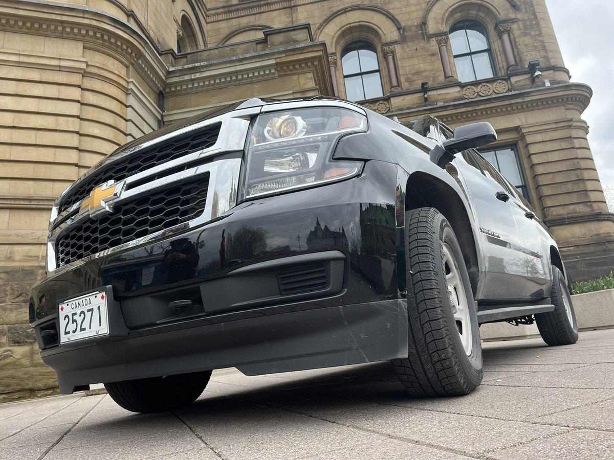 AlphonsaOttawa's tweet photo. Who drives the Prime Minister around Ottawa on official government business? The kindest service member who knew how to make the day of these curious gents! https://t.co/tuLKra38Gv