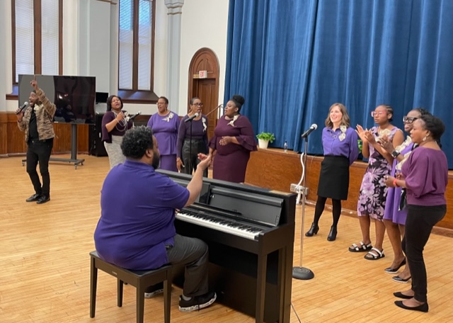 SNDdeN_EastWest's tweet photo. On Tuesday night, @TrinityDC's Gospel Choir sang their end-of-semester concert for the appreciative audience of students, faculty, #SNDdeN community, families and friends in the O’Connor Auditorium. Well done, singers, and special thanks to the director, Mr. Cromwell! #NDSchools https://t.co/Y9mlOD8wve