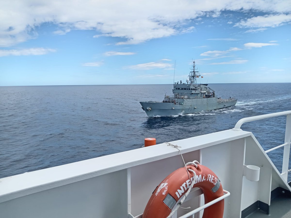 Armada_esp's tweet photo. El buque #Intermares y los patrulleros de altura #Serviola y #Arnomendi realizaron diferentes ejercicios en la mar.
Estas colaboraciones suponen una oportunidad para mantener el nivel de adiestramiento de los 3 buques, así como de los alumnos que realizan sus prácticas a bordo. https://t.co/lxBtSBpPTu