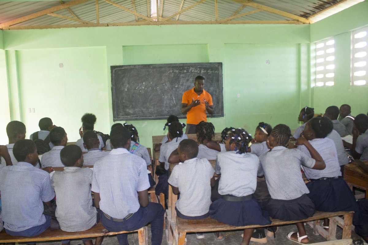 Ki sa leta <a href="/MENFP_Education/">MENFP Education Haiti</a> prevwa kont yon anseyan ki nome, ki kontinye ap touche san li pajanm ale travay menm yon jou nan lekòl li afekte a pandan li ap jere lekòl li oubyen okipe li de aktivite biznis li ? 
Eske <a href="/nesmymanigat/">Nesmy Manigat</a> pa okouran pandan anpil jèn ki fòme ap soufri.