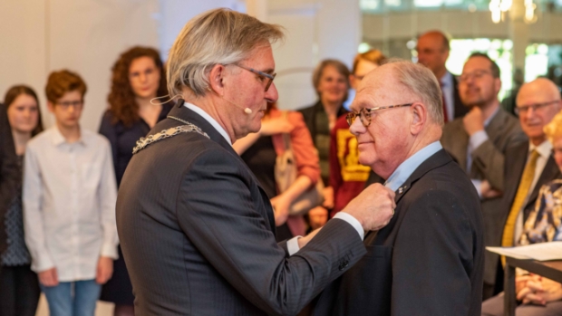 Gemeentespeld ceremoniemeester 4 mei-herdenking: ‘Door zijn leiding verloopt alles waardig en op tijd’ -  gooieneembode.nl/l/313720