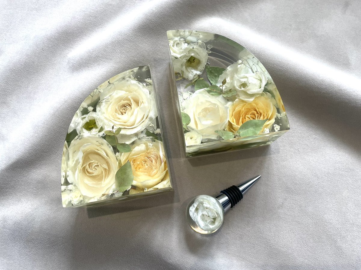 Can’t get enough of this pair of bookends… they are now in their forever home 🖤

#resin #resinart #flowers #flowerpreservation #floralpreservation #wedding #weddingflower #weddingbouquet #weddinginspiration #weddinginspo #weddingday #weddingkeepsake #weddingplanning #bride