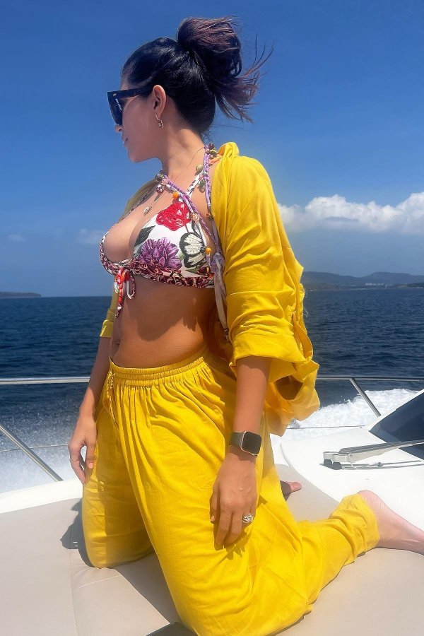 FvTwSqEaQAIyIKG?format=jpg&name=900x900