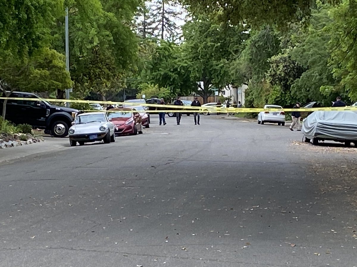 DevinTrubeyTV's tweet photo. NEW: Davis police are conducting an investigation on Hawthorn Ln and 8th street. Crime scene tape also has Vassar intersection blocked off. We see FBI agents going door to door and multiple crime scene technicians in all white suits entering a home. @ABC10 https://t.co/11aEKG2rWL